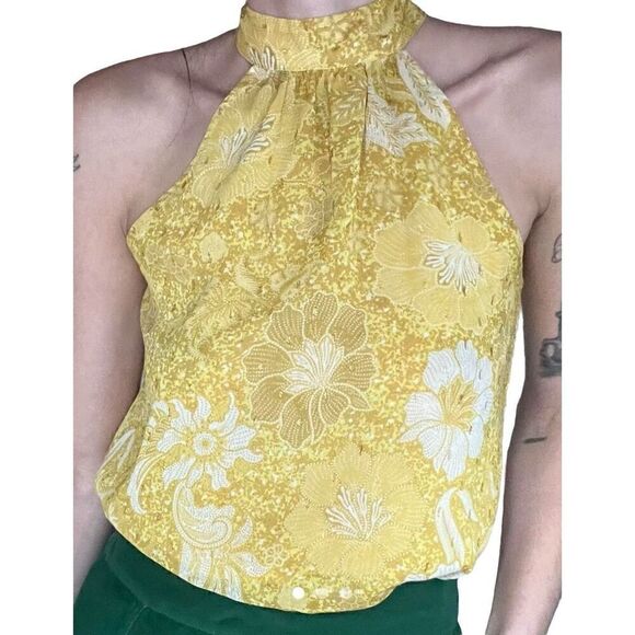 cupcakes & cashmere Tops - Cupcakes & Cashmere Size Small Halter Top Yellow Gold Flecks Floral